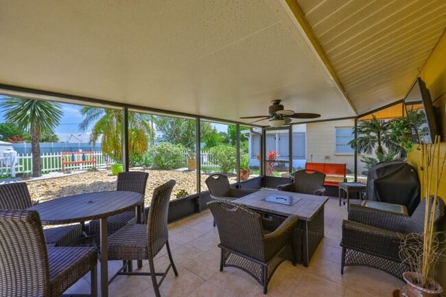 Building Photo - 1801 El Rio Dr