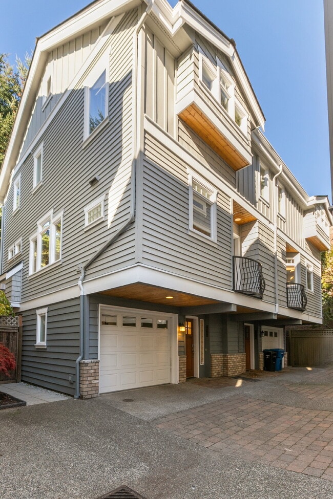 Building Photo - Stunning Capitol Hill Townhome in Prime Seattle Location – 3BR / 3BA Available June 7