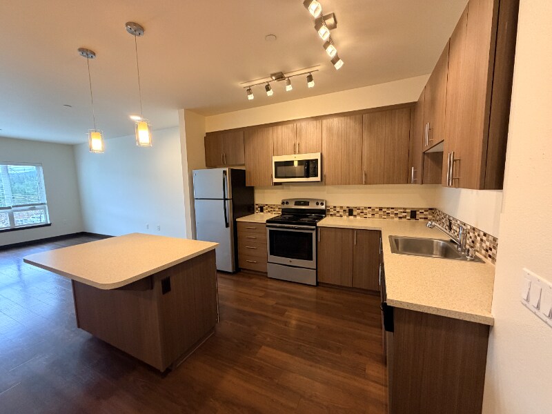 Building Photo - 580 8th Ave NE