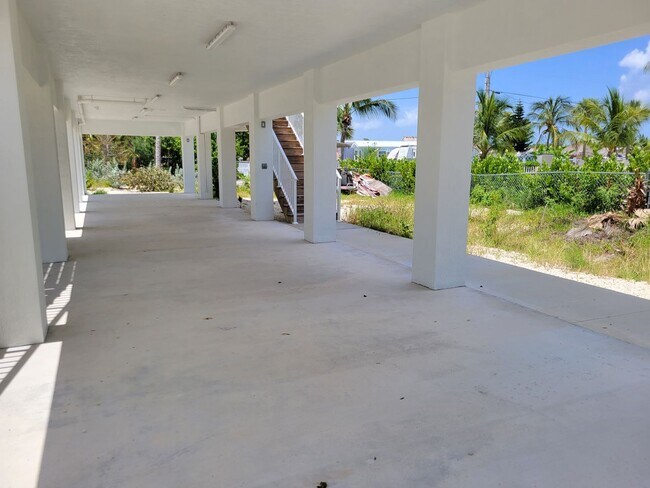 Building Photo - Centrally-Located 2-Bed/2-Bath Home, full ...