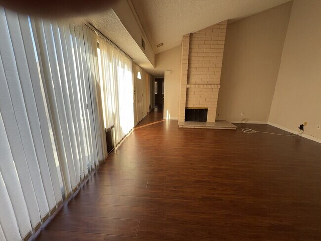 Building Photo - 797 Daffodil Dr