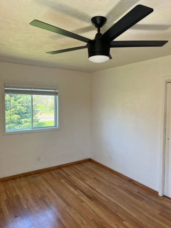 Building Photo - DESIREABLE RANCH STYLE HOME