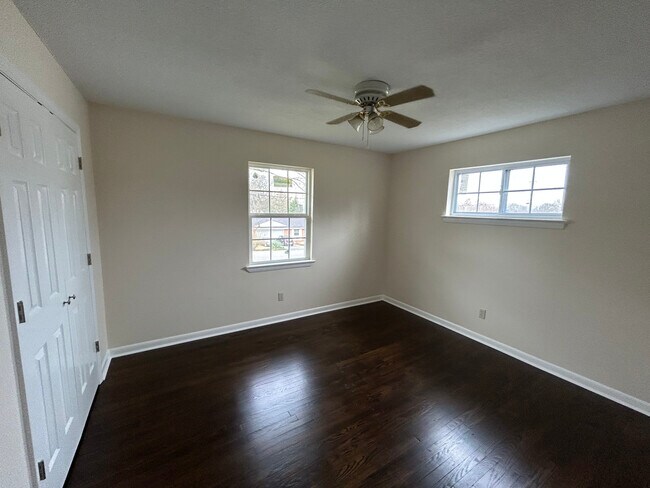 Building Photo - 2910 Vista Dr NW