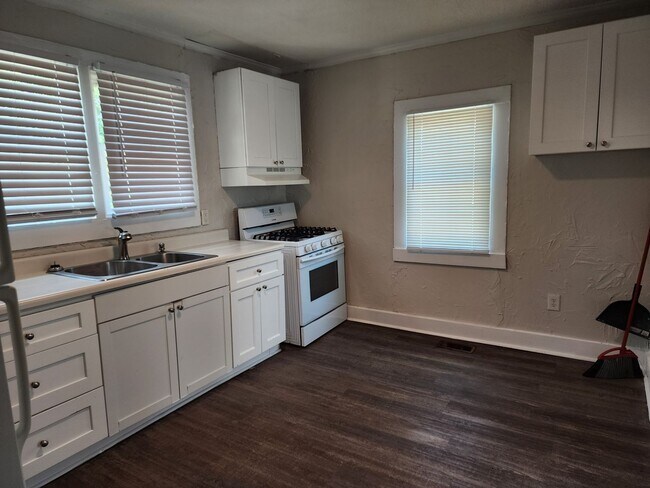Building Photo - 1 Bedroom Duplex Apartment