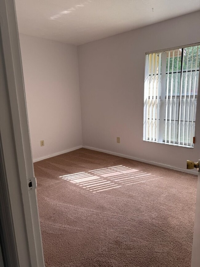 Building Photo - *MOVE IN SPECIAL: 1/2 OFF 2ND MONTH'S RENT...