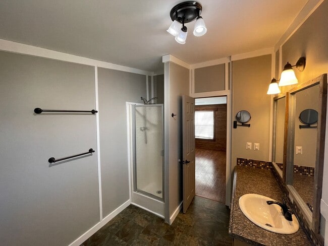 Building Photo - Country with the convenience of city locat...
