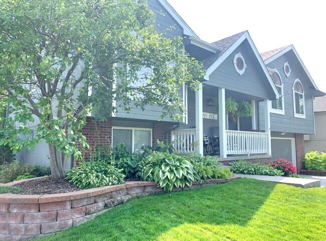 Building Photo - Home For Rent In Papillion