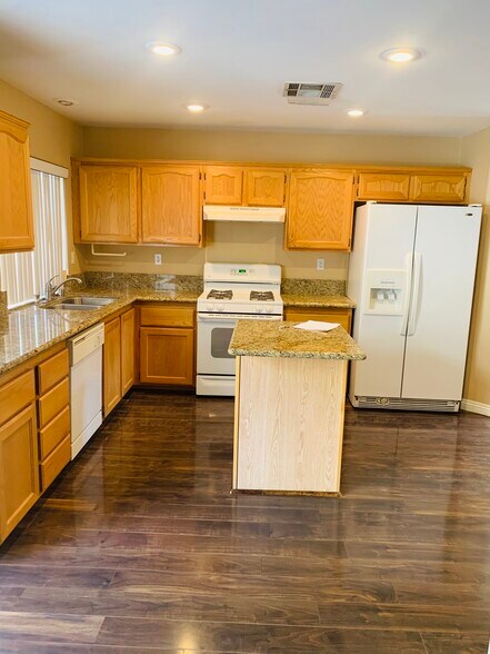 Building Photo - 5 Spur Cross Cir