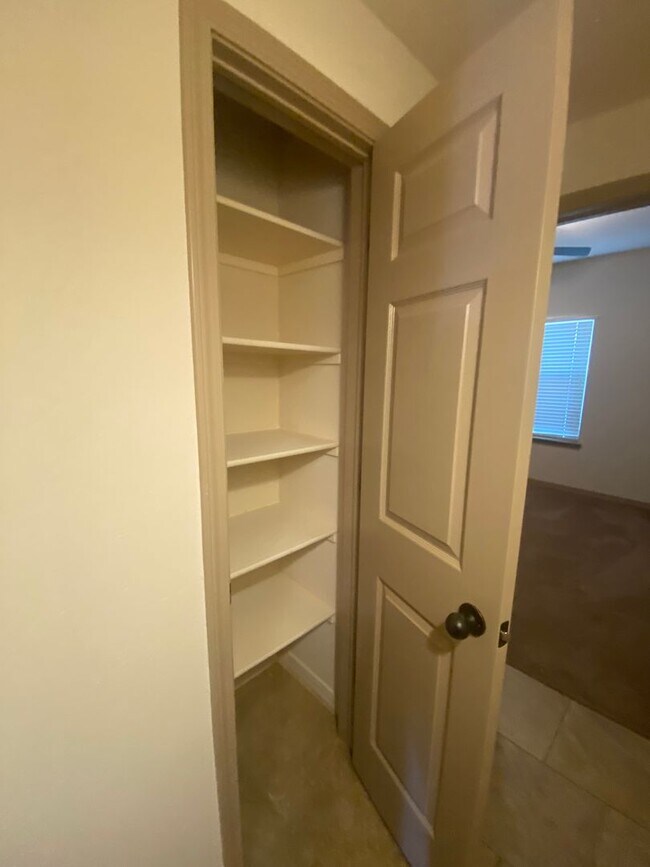 Building Photo - Beautiful 4 Bedroom, 3 Bathroom Home! Avai...