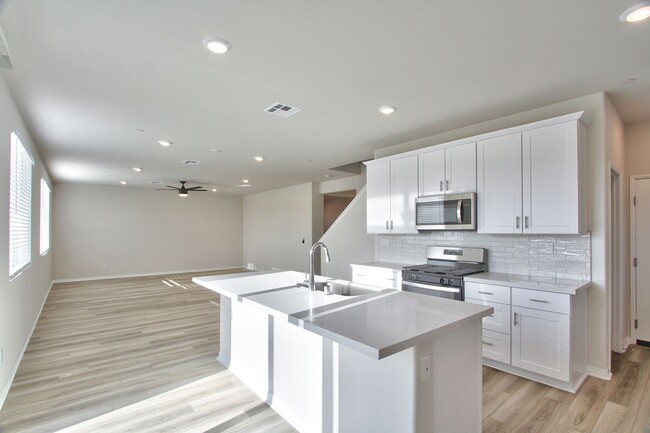 Building Photo - 5 BEDROOMS SOLAR AUDIE MURPHY RANCH