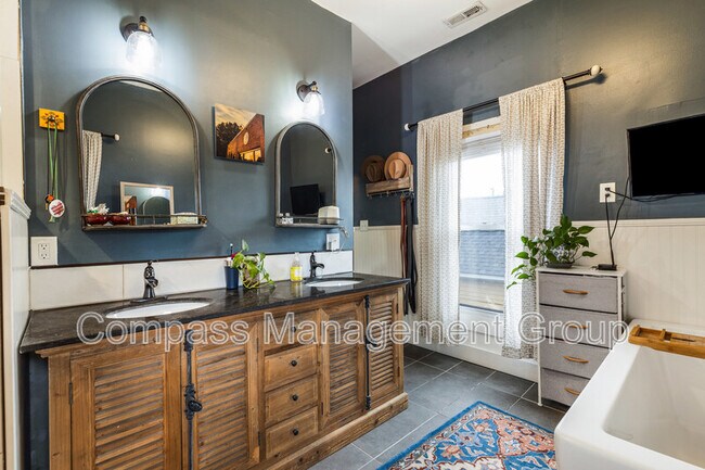 Building Photo - 625 Luttrell St