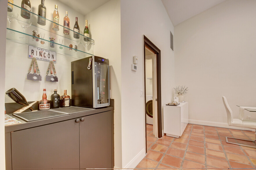 Building Photo - 4666 Fountains Dr S