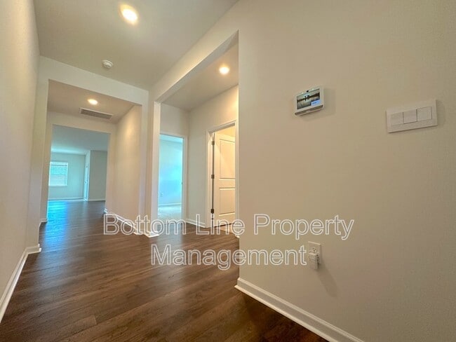 Building Photo - 211 Dogwood Crk Dr