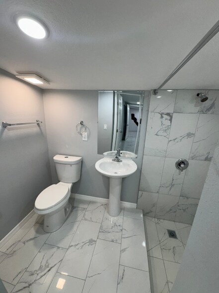 Building Photo - 2690 Sample St