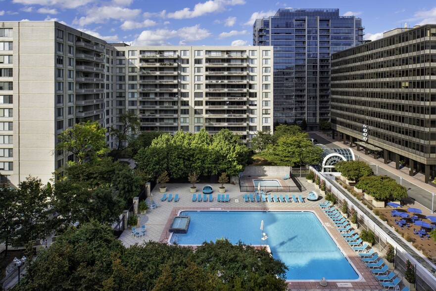 Resort style pool with sundeck - Crystal Plaza