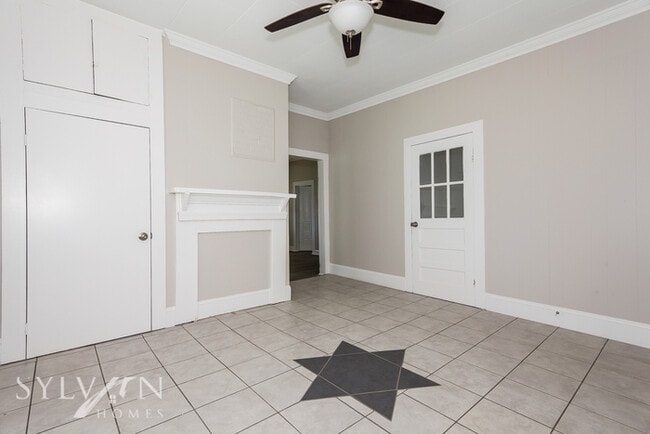 Building Photo - The living is easy in this 2 bedroom, 1 ba...