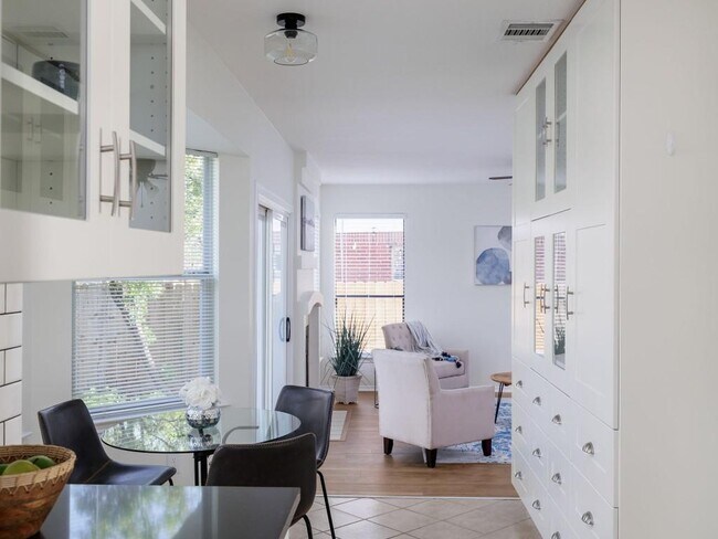 Building Photo - 1805 White Oak Cove