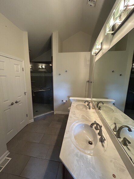 Building Photo - 560 Empress Ave