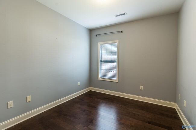 Building Photo - 123 Paul Revere Dr