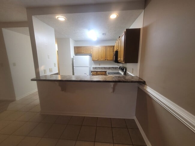 Building Photo - 2 bedroom Ground Floor!