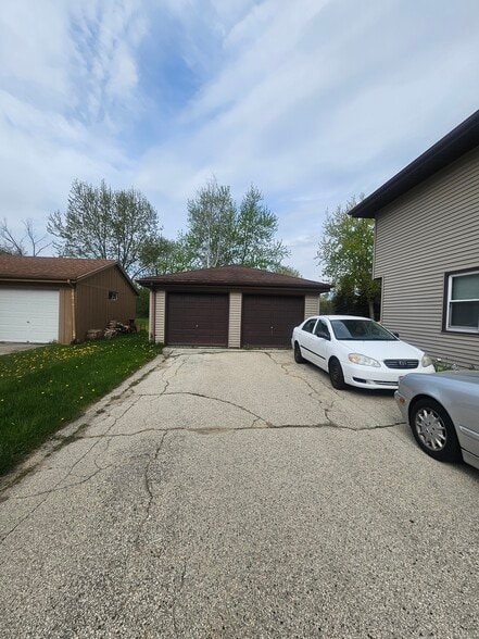 Building Photo - 515 N Dries St
