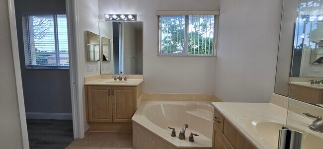 Building Photo - 4305 Coventry Pointe Way