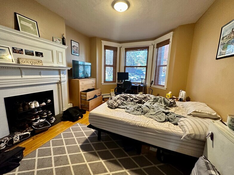 Building Photo - 10 Glenville Ave