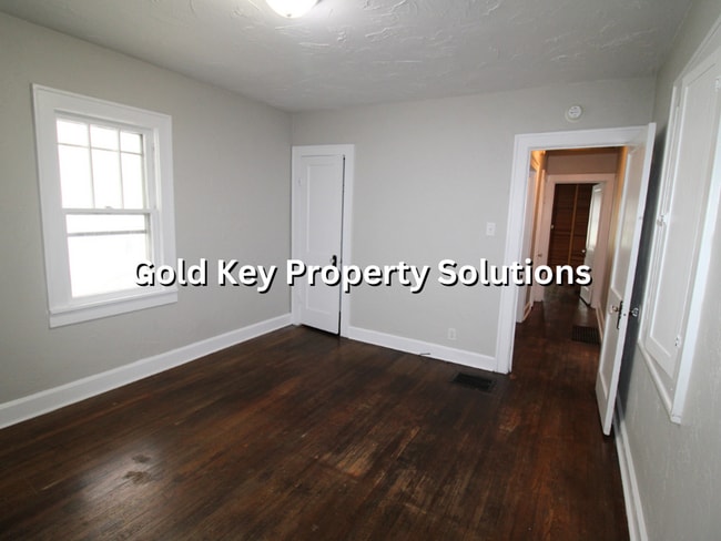 Building Photo - Adorable 2 BR 1 BA House with Garage and C...