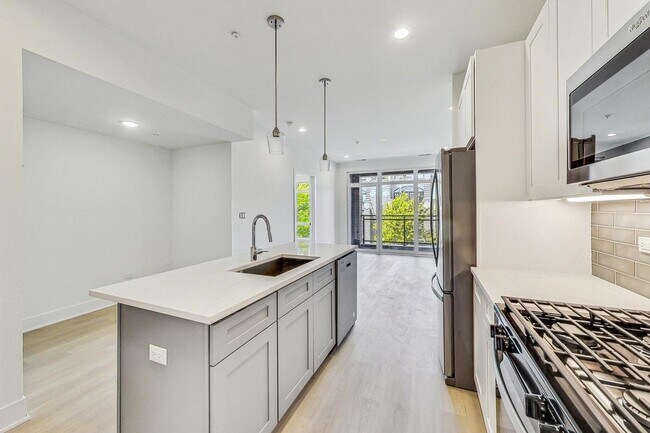 Building Photo - 3355 N Southport Ave