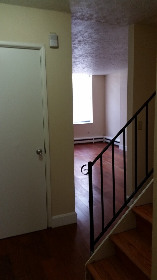 Building Photo - Town Home