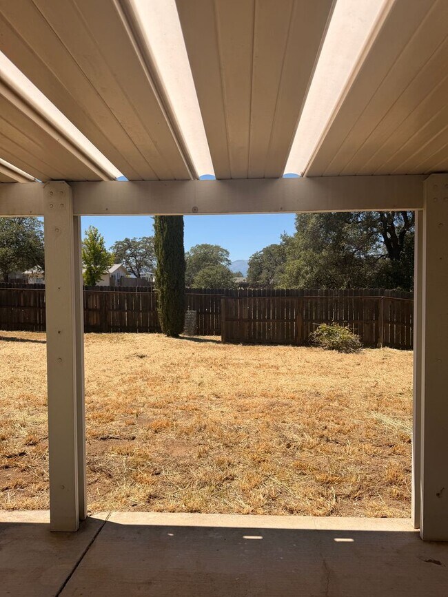 Building Photo - Updated 3-bedroom, 2-bath home in Redding