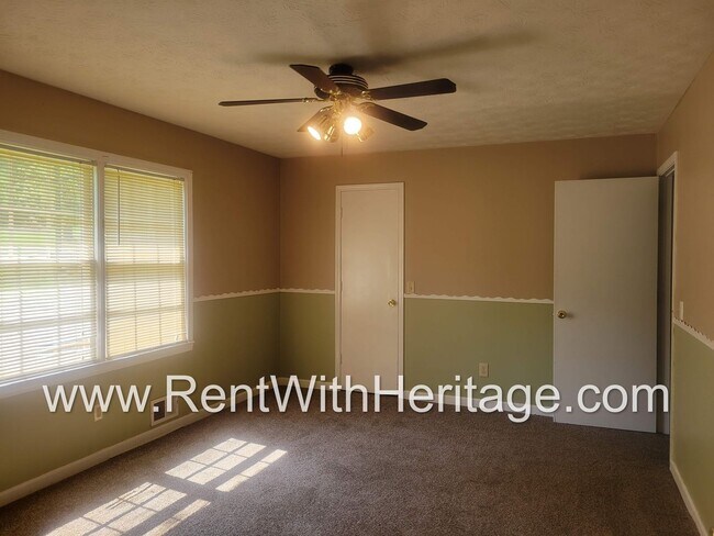 Building Photo - GREAT HOME / 3 BEDROOMS AND BONUS ROOM / GREAT LOCATION /  PRIVATE FENCED YARD