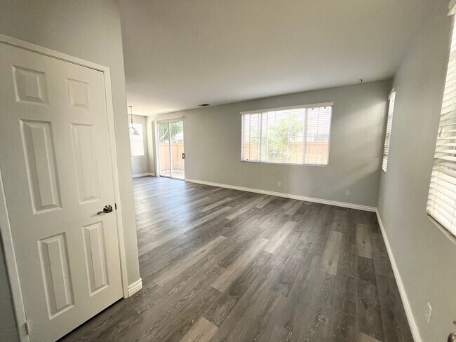 Building Photo - Beautiful 3 bedroom 2.5 bathroom home is M...