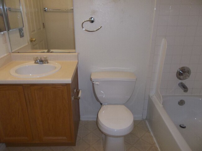 Building Photo - Bright and Inviting 3 Bedroom Home Near Everything Fort Collins Has to Offer
