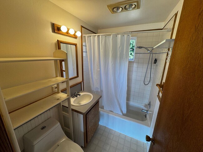 Building Photo - 2 Bedroom + Bonus Room + Loft Hansville Ho...