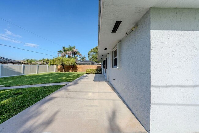 Building Photo - 651 SE Degan Dr