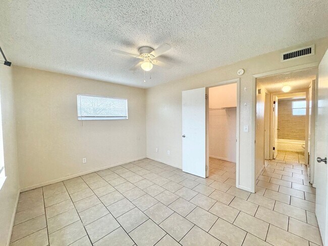 Building Photo - 2538-2540 Elm Ave