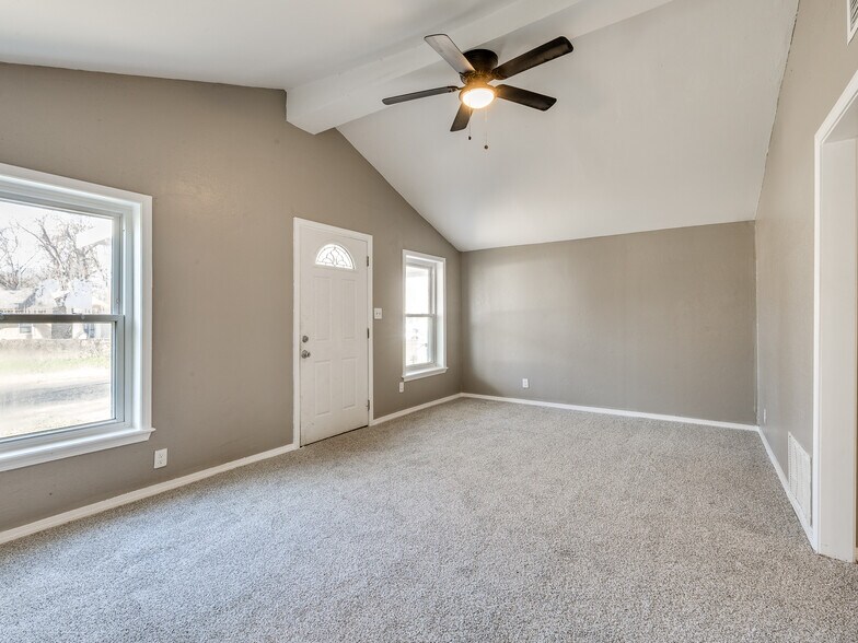 Living Room - 453 S 50th West Ave