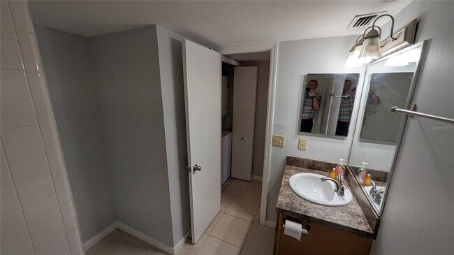 Building Photo - 2882 Plaza Terrace Dr