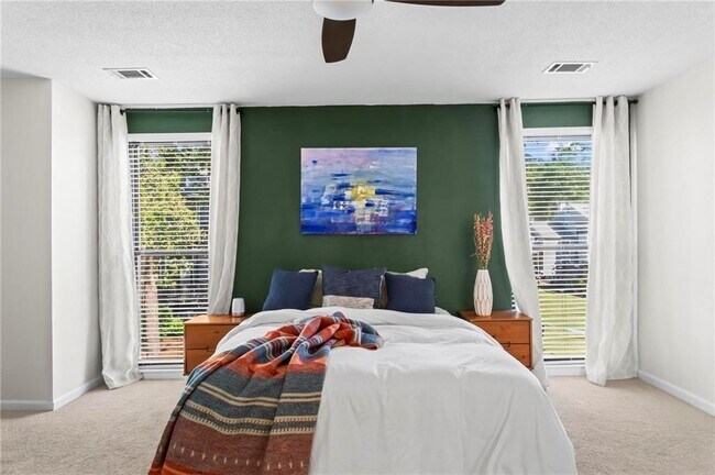 Building Photo - 1028 Riverbend Club Dr SE