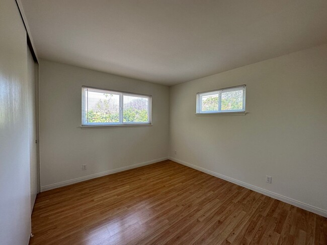 Building Photo - Lovely Remodeled 4 bedroom 2.5 bathroom ho...