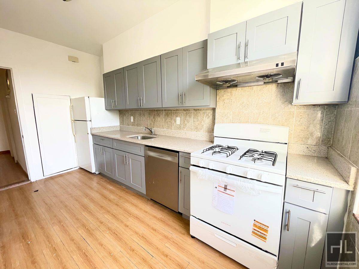 Building Photo - 3 AVENUE