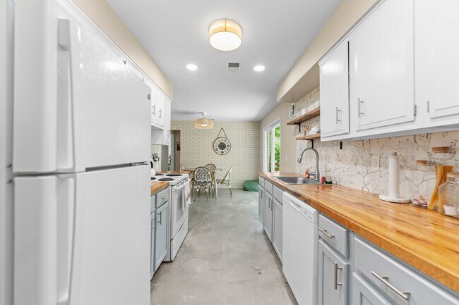 Building Photo - 3 Bedroom Furnished in Oldham County