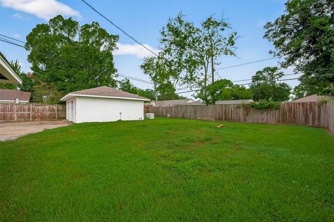 Building Photo - 8210 Edgemoor Dr