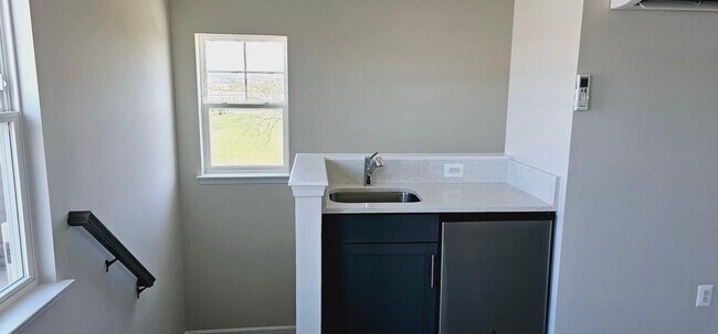 Building Photo - 2550 Hopton Ln