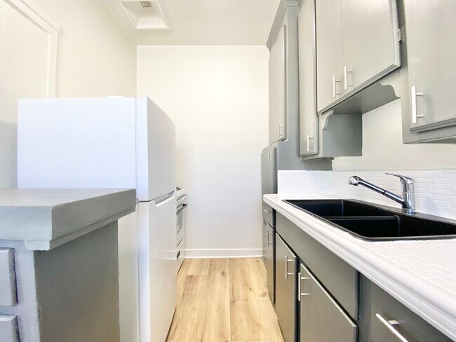 Building Photo - 454 S Catalina St