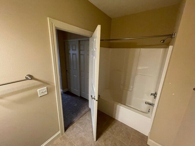 Building Photo - AVAILABLE NOW!!!  Beautiful 2 bedroom, 2 b...