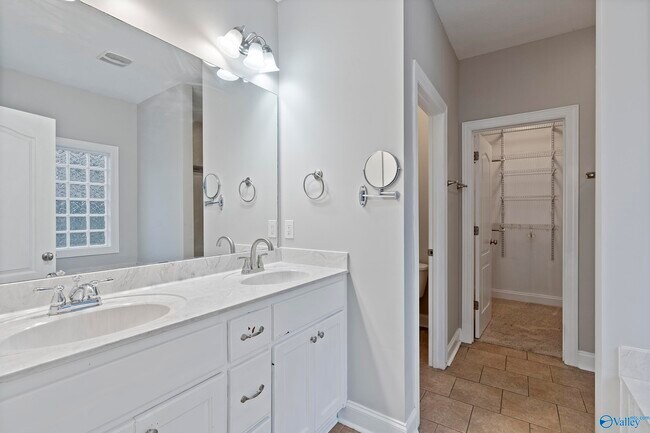 Building Photo - 5031 SE Valley Cove Dr