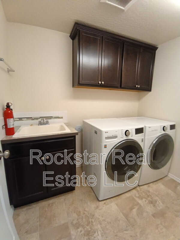 Building Photo - 1315 N Rogue River St