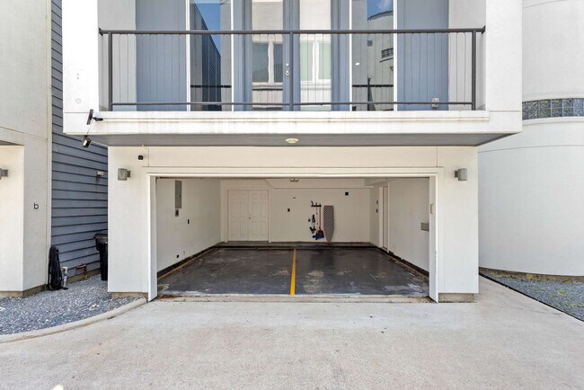 Building Photo - 2025 Colquitt St